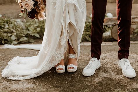 witte sneakers bruiloft